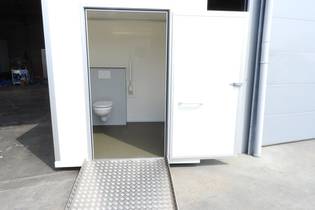 Rolstoeltoegankelijke luxe toiletwagen